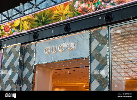 gucci doha airport hours